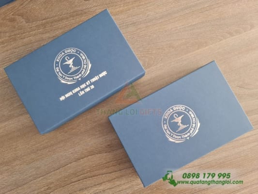 Hop Nam Cham ep kim Bac logo KHOA DUOC TPHCM dung Pin Sac qua tang 
