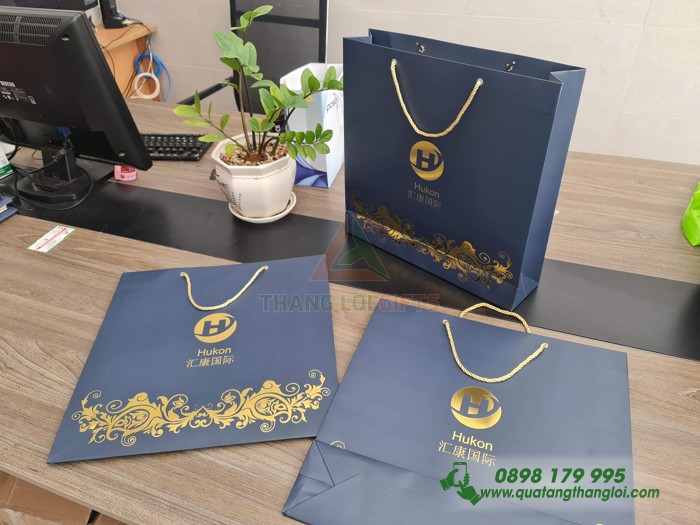 Tu Xach Giay ep kim vang logo Hukon