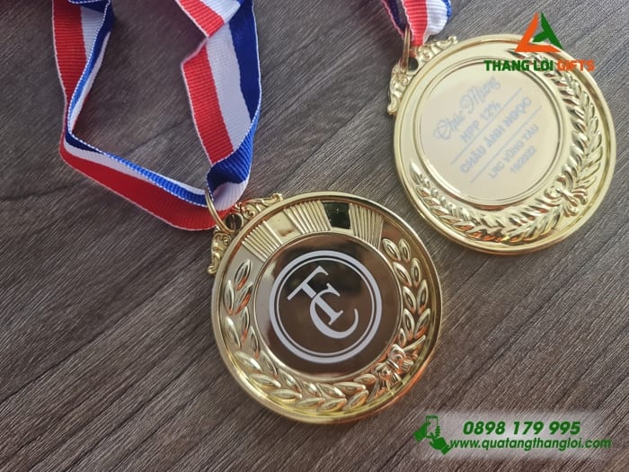 Huy Chuong khac logo TC va Ten lam qua tang