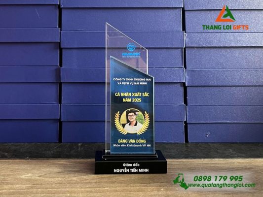 Cúp Pha Lê - In Logo Doanh Nghiệp Hải Minh Làm Quà Vinh Danh Nhân Viên