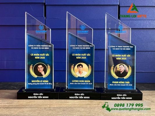 Cúp Pha Lê - In Logo Doanh Nghiệp Hải Minh Làm Quà Vinh Danh Nhân Viên