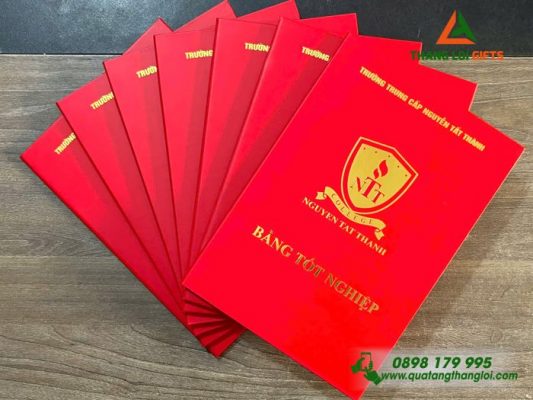 Bia Dung Giay Tot Nghiep Mau Do - Ep Kim Logo Truong Trung Cap Nguyen Tat Thanh