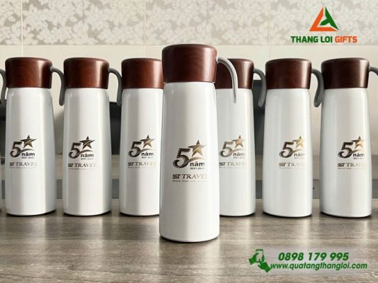 Binh Giu Nhiet Mau Trang Nap Go - Khac Logo Doanh Nghiep SST TRAVEL