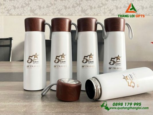 Binh Giu Nhiet Mau Trang Nap Go - Khac Logo Doanh Nghiep SST TRAVEL