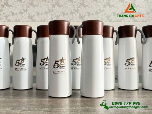 Binh Giu Nhiet Mau Trang Nap Go - Khac Logo Doanh Nghiep SST TRAVEL