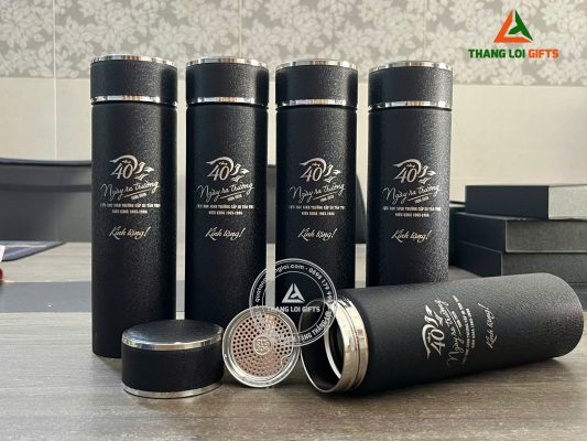 Binh Giu Nhiet Son Nham Mau Den 500ml - Khac logo 40 Nam Ngay Ra Truong Cap III Tan Tru