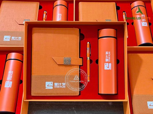 Bo Qua Tang (So+ Binh+ But) Mau Cam - In Khac Logo Su Kien Doanh Nghiep Luxshare ICT