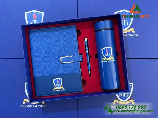 Bo Qua Tang (So+ Binh+ But) Mau Xanh - In Khac Logo Truong Dai Hoc Nguyen Tat Thanh