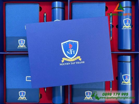 Bo Qua Tang (So+ Binh+ But) Mau Xanh - In Khac Logo Truong Dai Hoc Nguyen Tat Thanh