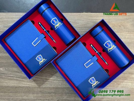 Bo Qua Tang (So+ Binh+ But) Mau Xanh - In Khac Logo Truong Dai Hoc Nguyen Tat Thanh