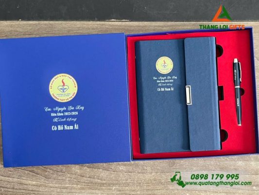 Bo Qua Tang (So & But) Mau Xanh - In Khac Logo Truong THPT Vo Thi Sau