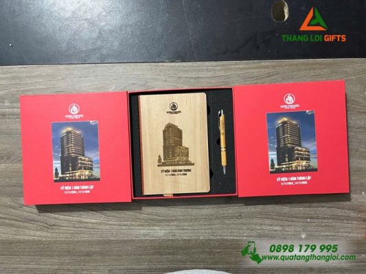 Bo Qua Tang (So Tay Go & But Bi Go) - In Khac Logo Central Plaza Hotel 