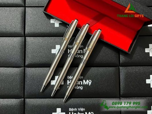 But Ky Kim Loai Xoay Mau Inox - Khac Logo Benh Vien Hoan My Da Nang