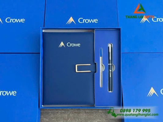 Combo Quà Tặng (Sổ Dán Gáy & Bút) Màu Xanh In Khắc Logo Doanh Nghiệp Crowe