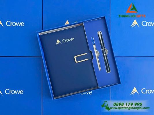 Combo Quà Tặng (Sổ Dán Gáy & Bút) Màu Xanh In Khắc Logo Doanh Nghiệp Crowe