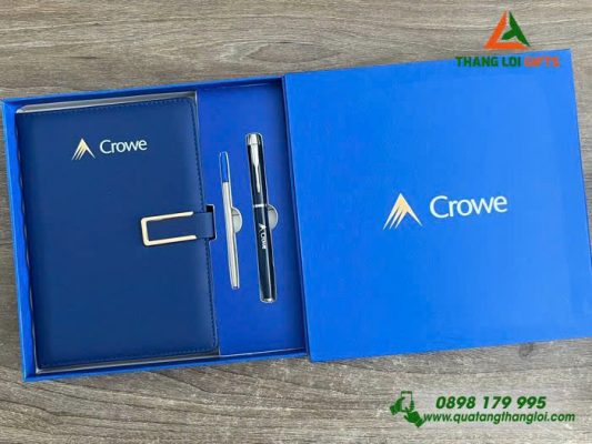 Combo Quà Tặng (Sổ Dán Gáy & Bút) Màu Xanh In Khắc Logo Doanh Nghiệp Crowe