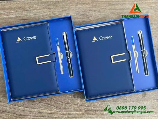 Combo Quà Tặng (Sổ Dán Gáy & Bút) Màu Xanh In Khắc Logo Doanh Nghiệp Crowe