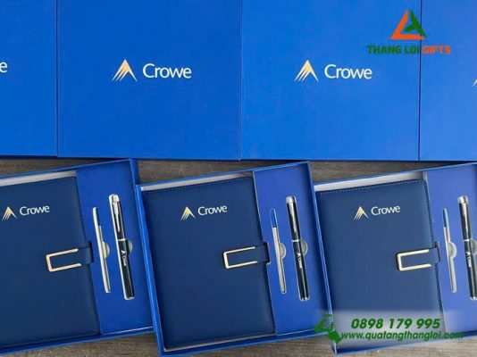 Combo Quà Tặng (Sổ Dán Gáy & Bút) Màu Xanh In Khắc Logo Doanh Nghiệp Crowe