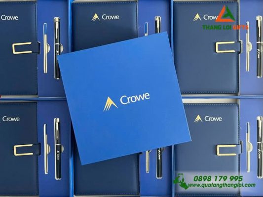 Combo Quà Tặng (Sổ Dán Gáy & Bút) Màu Xanh In Khắc Logo Doanh Nghiệp Crowe