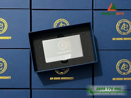 Hop Dung Namecard Inox - Khac Logo Truong Dai Hoc An Giang
