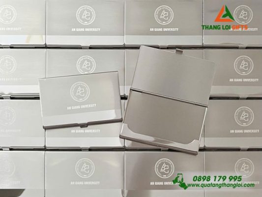 Hop Dung Namecard Inox - Khac Logo Truong Dai Hoc An Giang