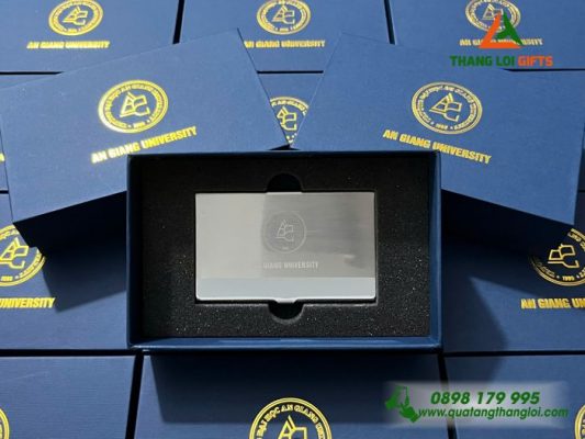 Hop Dung Namecard Inox - Khac Logo Truong Dai Hoc An Giang