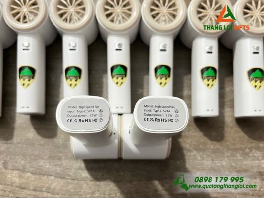 Quat Cam Tay Mini Mau Trang Kem - In Logo Doanh Nghiep Dai Phuc Vinh CNC