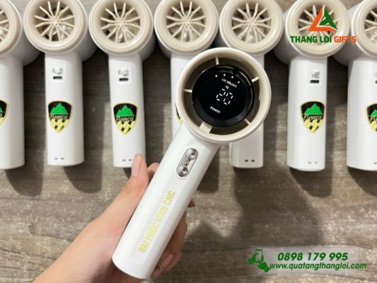 Quat Cam Tay Mini Mau Trang Kem - In Logo Doanh Nghiep Dai Phuc Vinh CNC