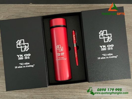 Bo Qua Tang (Binh Giu Nhiet & But Ky) Mau Do - In Khac Logo Ky Niem 10 Nam Ra Truong