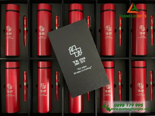 Bo Qua Tang (Binh Giu Nhiet & But Ky) Mau Do - In Khac Logo Ky Niem 10 Nam Ra Truong