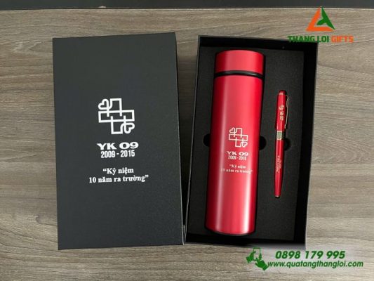 Bo Qua Tang (Binh Giu Nhiet & But Ky) Mau Do - In Khac Logo Ky Niem 10 Nam Ra Truong