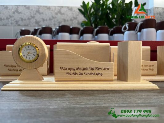 Dong Ho Go De Ban - Khac Noi Dung Ngay Nha Giao Viet Nam 20-11