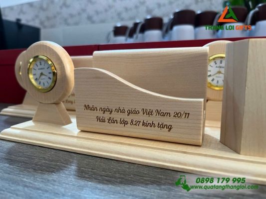 Dong Ho Go De Ban - Khac Noi Dung Ngay Nha Giao Viet Nam 20-11