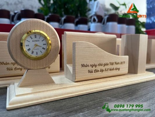 Dong Ho Go De Ban - Khac Noi Dung Ngay Nha Giao Viet Nam 20-11