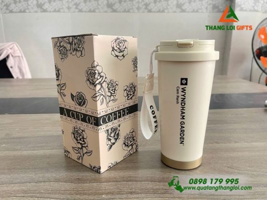 Ly giu nhiet 530ml mau kem khac ten Doanh nghiep WYNDHAM GARDEN