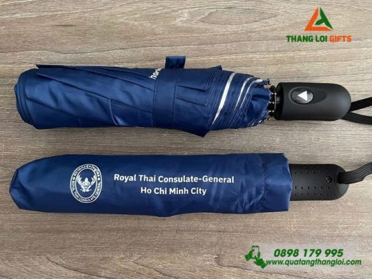 Ô Dù Cầm Tay Gập 3 Màu Xanh Đậm – In Logo Tổng Lãnh Sự Quán Thái Lan Tại TP.HCM