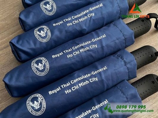Ô Dù Cầm Tay Gập 3 Màu Xanh Đậm – In Logo Tổng Lãnh Sự Quán Thái Lan Tại TP.HCM