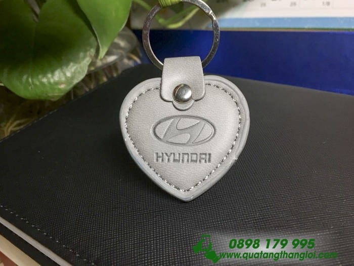 MKT 06 - moc khoa da in logo hyundai hinh trai tim dap logo qua tang khach hang