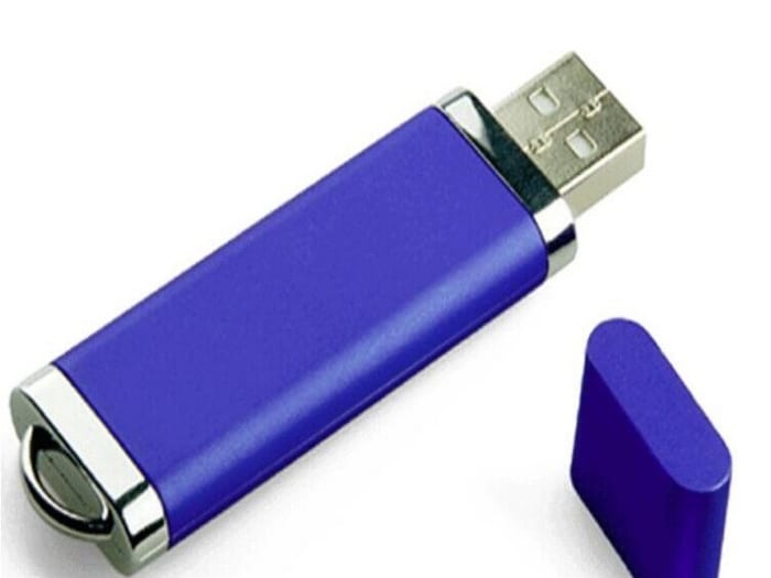 UNT 02 - USB Vỏ nhựa có nắp đẩy khắc logo