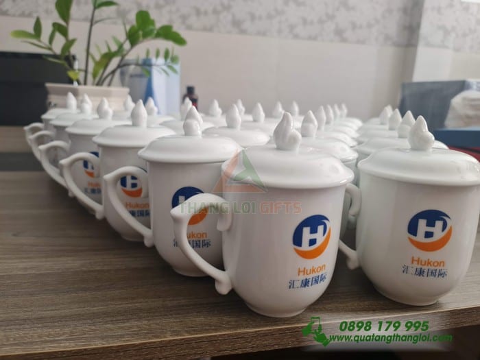 Ly sứ có nắp ngọn lửa in logo Doanh Nghiệp HUKON