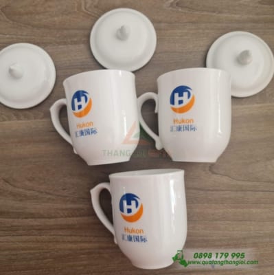 Ly sứ có nắp ngọn lửa in logo Doanh Nghiệp HUKON