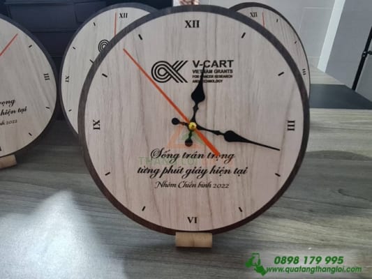 Đồng Hồ Gỗ để bàn in khắc logo theo yêu cầu khách hàng
