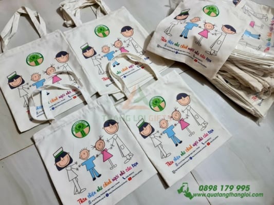 Tui vai tote in noi dung hoa tiet nang dong lam qua tang nhan vien khach hang
