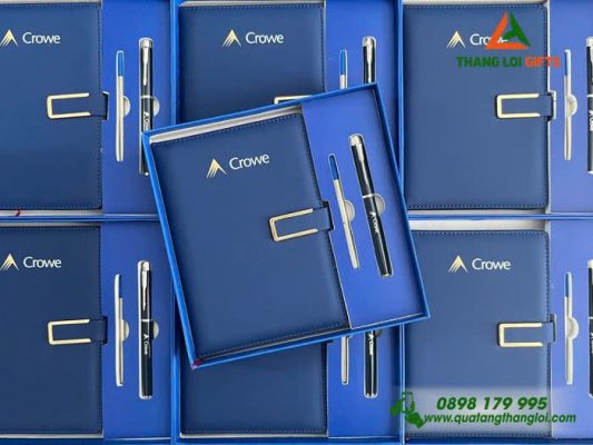 Combo Quà Tặng (Sổ Dán Gáy & Bút) Màu Xanh In Khắc Logo Doanh Nghiệp Crowe