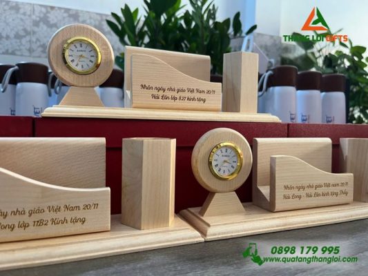 Dong Ho Go De Ban - Khac Noi Dung Ngay Nha Giao Viet Nam 20-11