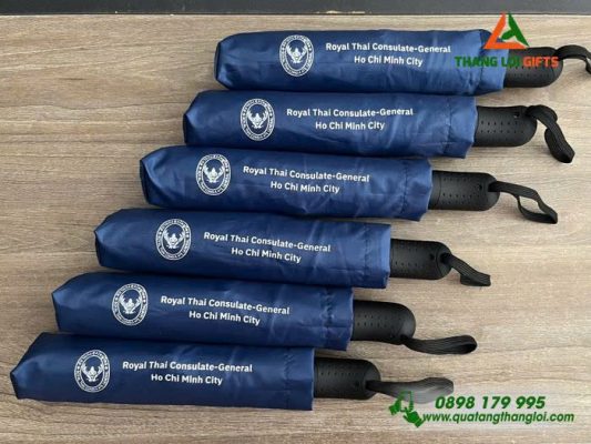 Ô Dù Cầm Tay Gập 3 Màu Xanh Đậm – In Logo Tổng Lãnh Sự Quán Thái Lan Tại TP.HCM